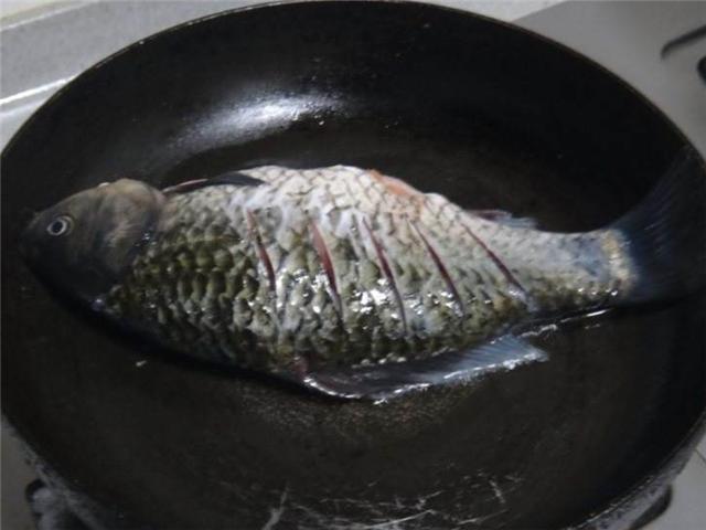 炖鱼掌握技巧没腥味鱼汤又香又白,炖鱼时哪些调料不能放