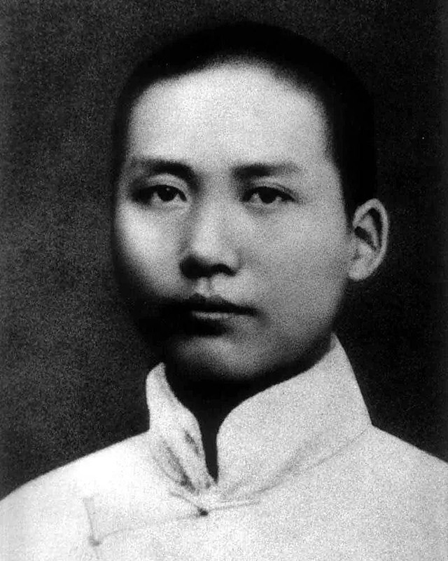 毛主席看到与母亲的合影，激动地用土话问道：咯是从哪里拱出来的