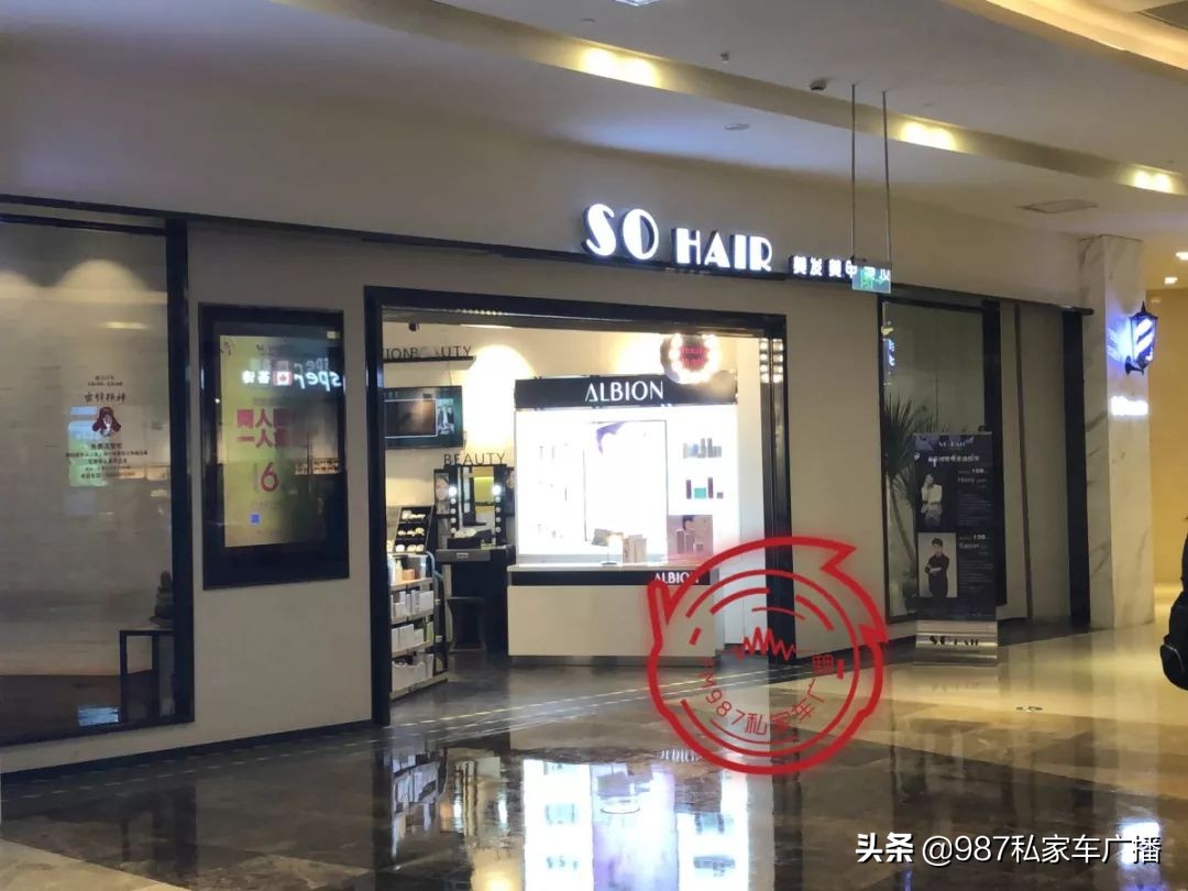 女子烫头发被药水瓶吓懵,福州一女生烫头发