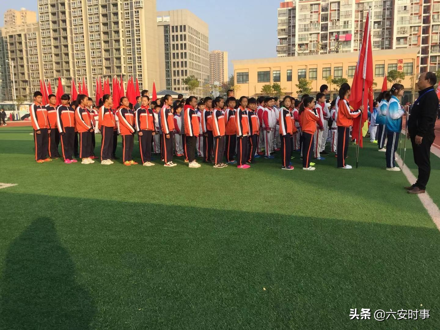 绿茵赛场放飞梦想的绘画,绿茵场上挥洒汗珠追逐梦想