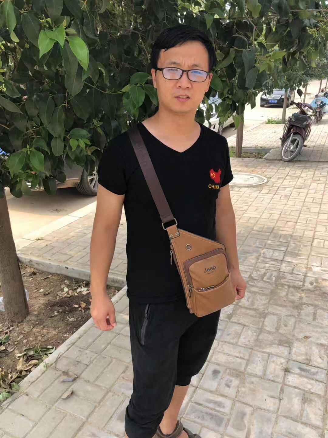 中年男士出门怎么背包？教你几种不同的背法，单肩斜挎拉风又时髦