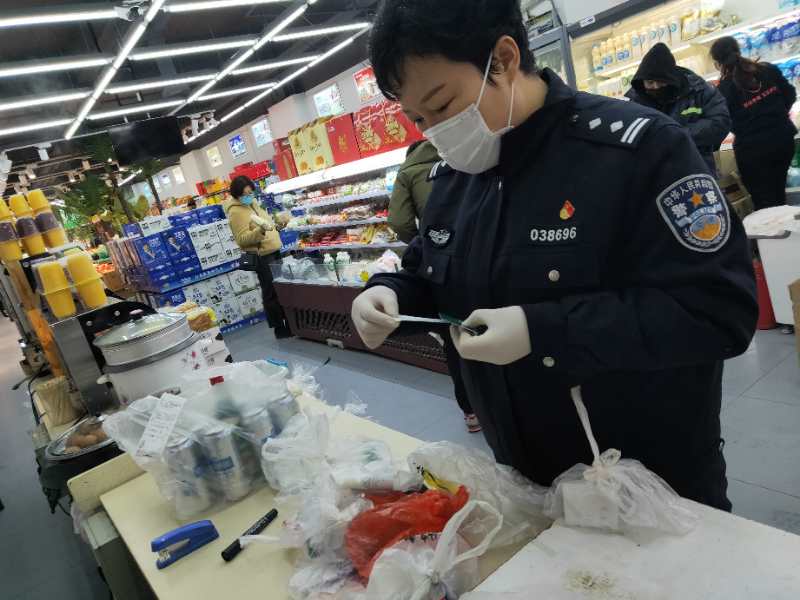 她把俩娃丢在家，为300余位被隔离居民代购，小学生作文赞她最美