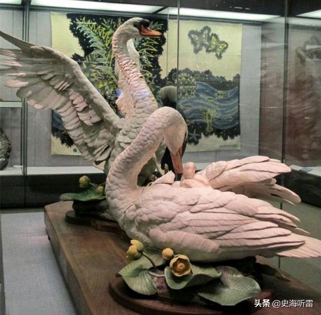 尼克松访华时毛*东泽**回赠他四件礼物，一件尼克松嫌少，三件看不懂
