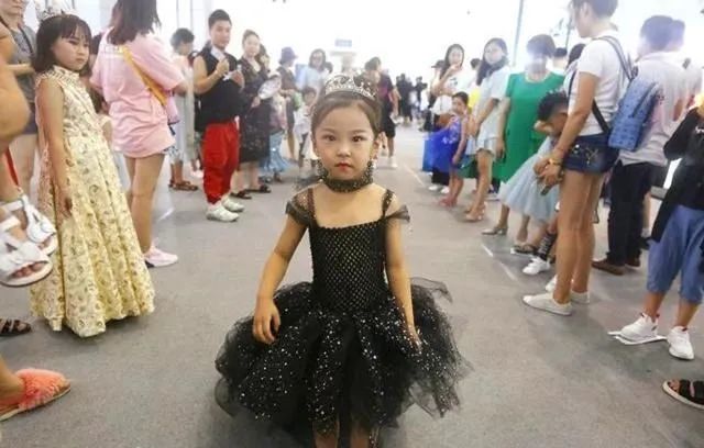 妈妈靠女儿赚钱女儿身患疾病,父母拼命挣钱女儿拼命花钱