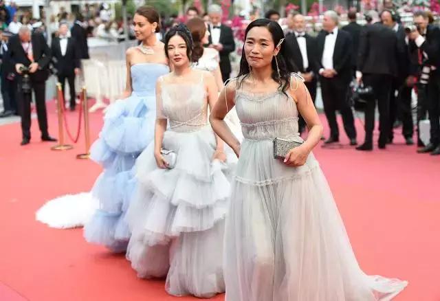 花百万走上红毯,戴安娜王妃红毯