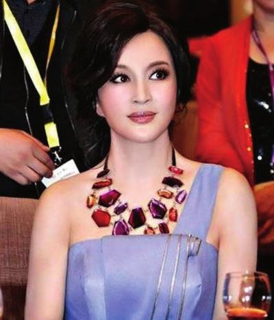 “最年轻岳母”走红，抱娃和女婿同框像一家三口，女儿：压力好大