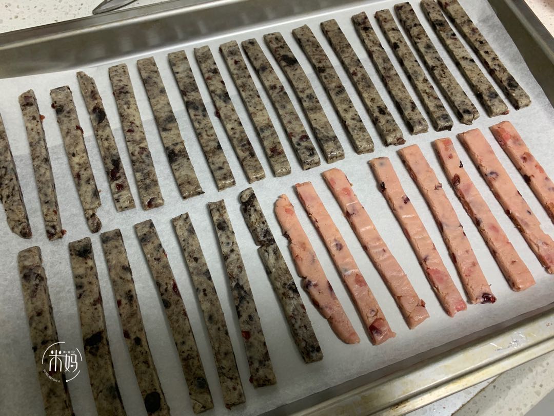 牛奶自制奶棒,用面粉和牛奶制作简单的食物