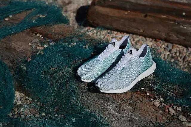 哥们，你脚上这双“垃圾”真好看！是Nike么？