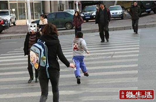永清一车主轧了孩子的脚......直接跑了？