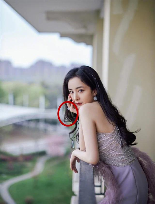 杨幂被曝和胡歌官宣结婚后，她起诉维权否认，胜诉获赔8.7万元