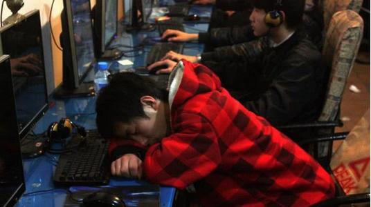 为什么网吧老板不会赶走蹭睡的人,网吧为啥老板从来不上网