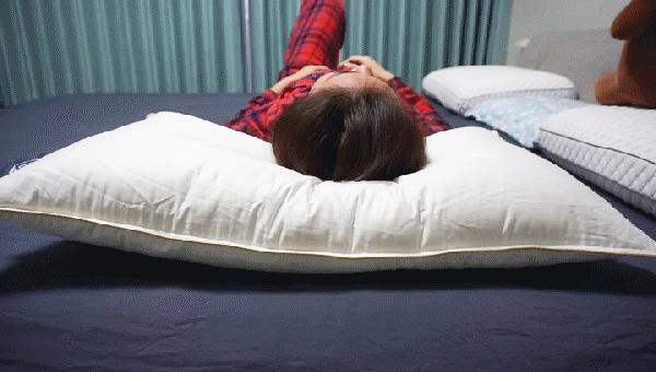 鸭绒枕头怎么做才不跑毛,睡了就不想醒的枕头