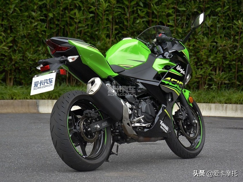 小姐姐骑着粉红色的仿赛摩托车,仿赛摩托车低座推荐
