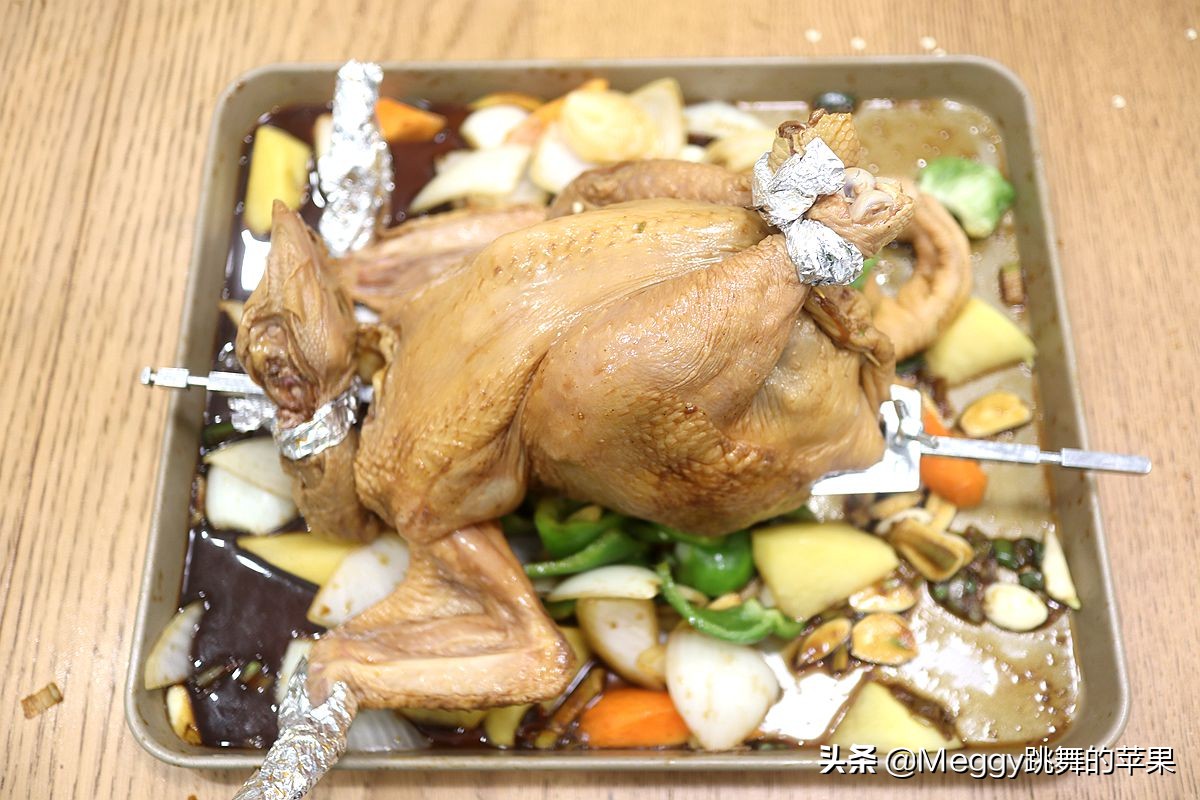 炭火烤全鸡怎么烤出外酥里嫩,焖烤全鸡也是一道杠杠的硬菜