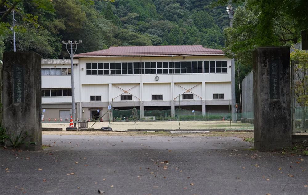 80后小伙回荒废10年农村大学,80后小伙回荒废十年的农村大学