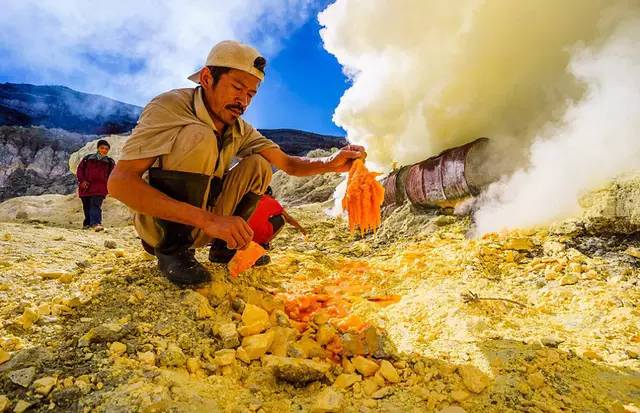 在印尼采硫磺视频,印尼活火山采集硫磺