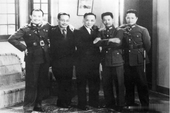 叶挺给童养媳300大洋，要求解除婚约，她却拿钱买下一间庵堂