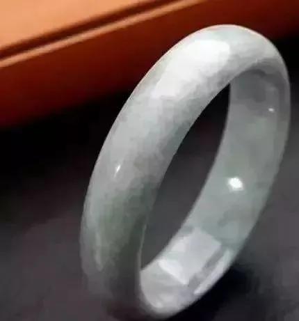 漂泊翡翠及染色翡翠是a货吗,2000-3000左右翡翠a货手镯