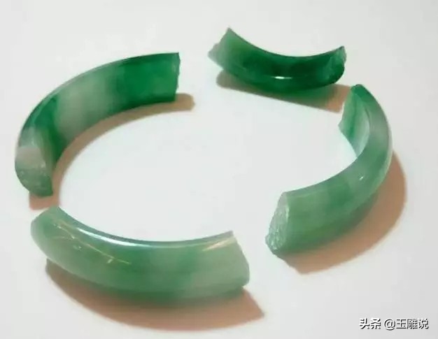玉镯碎了怎么用黄金补救,玉雕师修复手镯