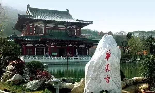 带您探索神秘大西北，一湖倒影一湖诗，半湖金色半湖