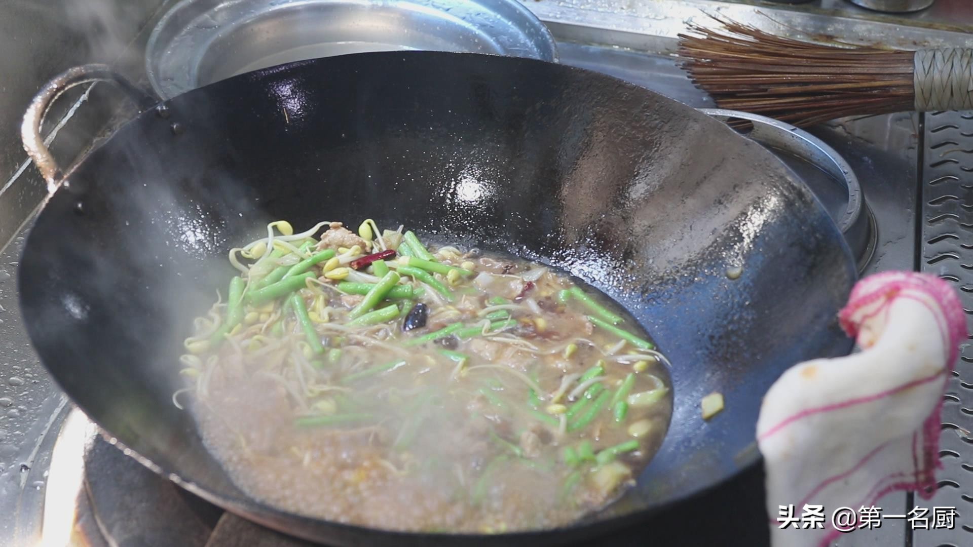 生面条直接放菜上蒸面条家常做法,生面条的炒法视频大全