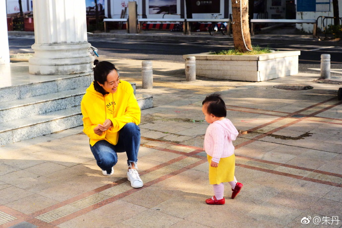 朱丹邀请准妈妈和新妈妈互动，教育孩子要“多陪伴少干预”
