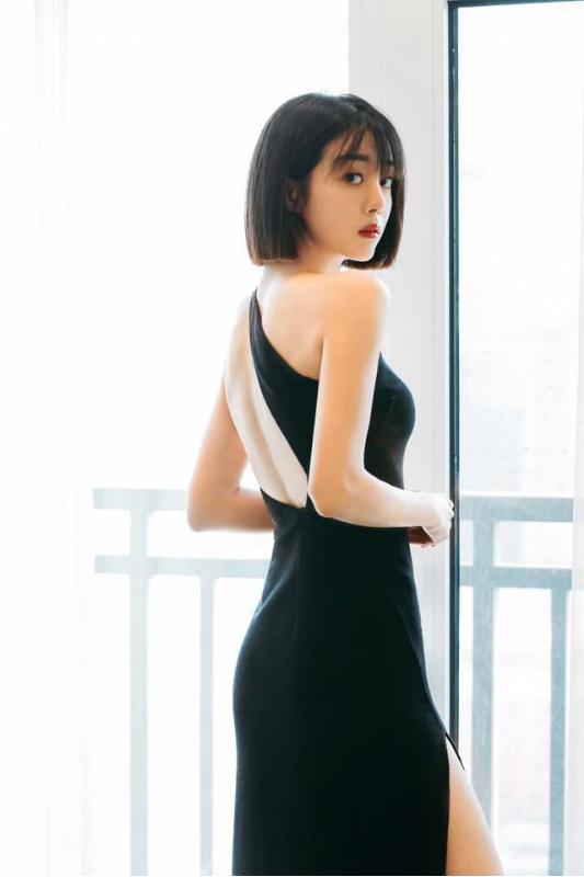 李溪芮穿缎面长裙,李溪芮穿背带裙的图