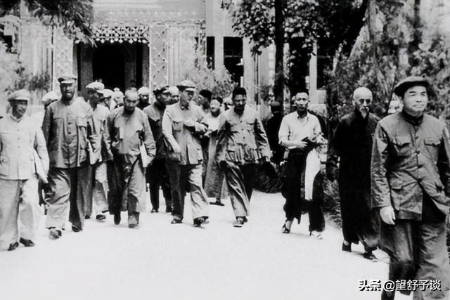 美方跨过了三八线，要不要援朝？总理下令：“立刻把彭老总接来”