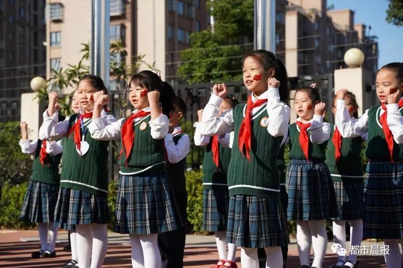 唐装、旗袍、英伦风，徐州各校的校服“秀”出新高度
