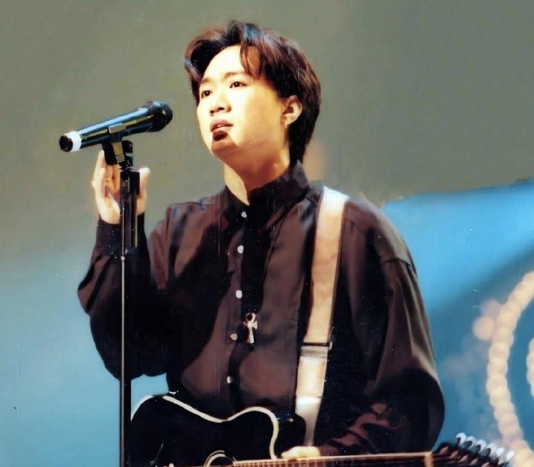 黄家驹去世后beyond哭成泪人场面,beyond黄家驹死前最后一场演唱会