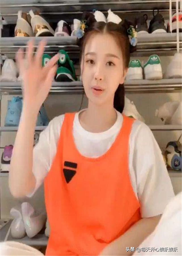 欧阳娜娜试穿陈伟霆的鞋子,欧阳娜娜的鞋子