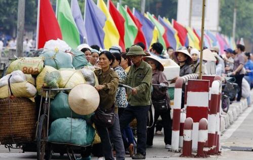 中国西南边贸热闹多，外国人流行讲汉语、用人民币、留学中国。