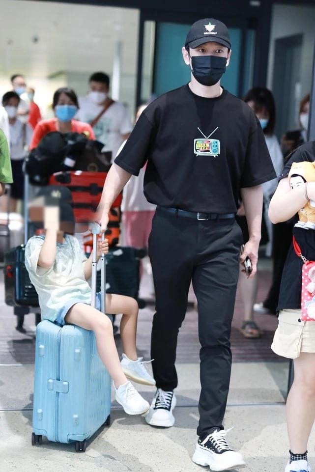 黄晓明带儿子现身机场同款,黄晓明极限挑战厚底鞋