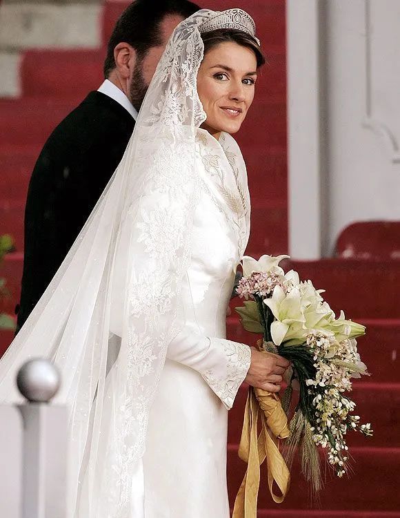 戴安娜王妃凯特王妃梅根王妃婚纱,凯特和戴安娜王妃谁漂亮