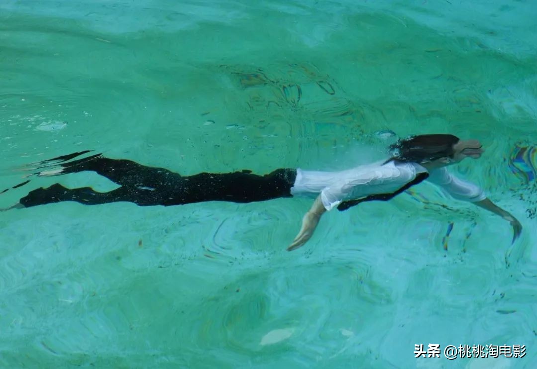 组图：爱穿匡威的男孩“小丑”华金·菲尼克斯《名利场》写真