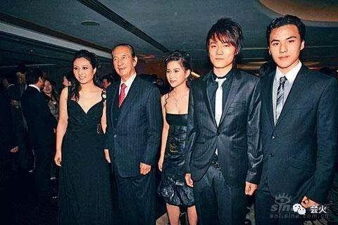 陈婉珍年轻跟赌王合影,陈婉珍为何能成为赌王