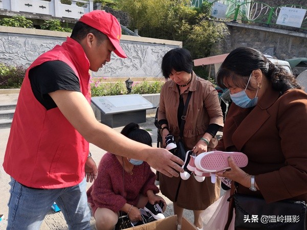 浙江温岭*党**员志愿者街头义卖童鞋