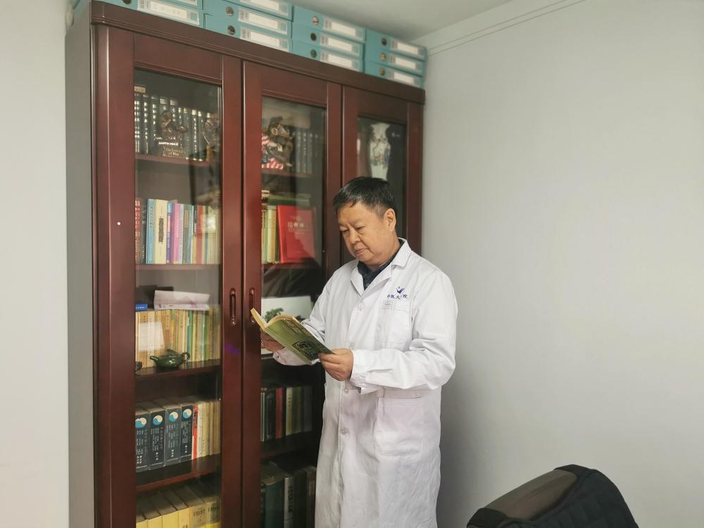喝水少还憋尿对肾脏的危害,憋尿肾炎