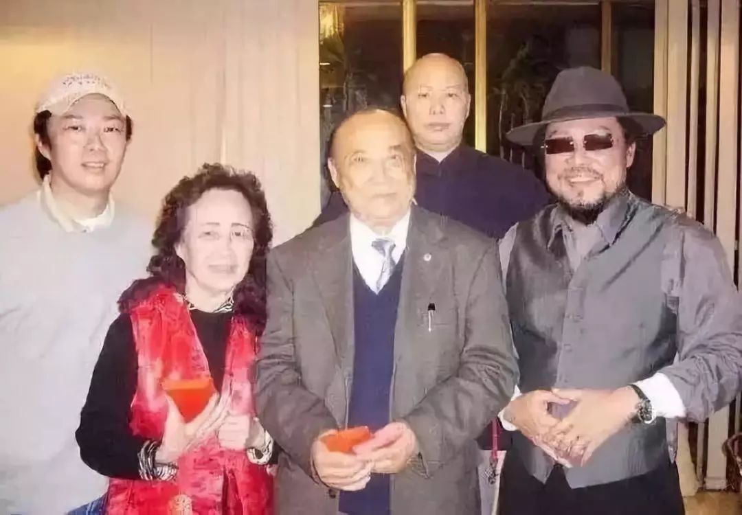 64岁费玉清告别歌坛，现场泪奔，万望珍重