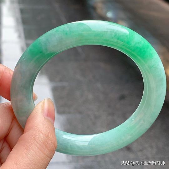 火车上认识的美女OL，我带她去中关村存放翡翠手镯，引发三角恋