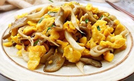 平菇颜色怎么是咖啡色的,平菇炒鸡蛋又鲜又嫩吗