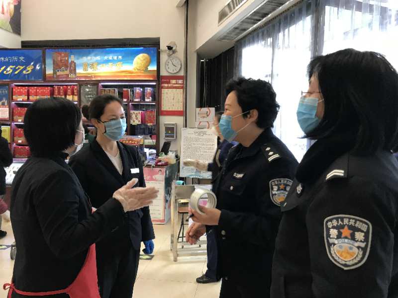 她把俩娃丢在家，为300余位被隔离居民代购，小学生作文赞她最美