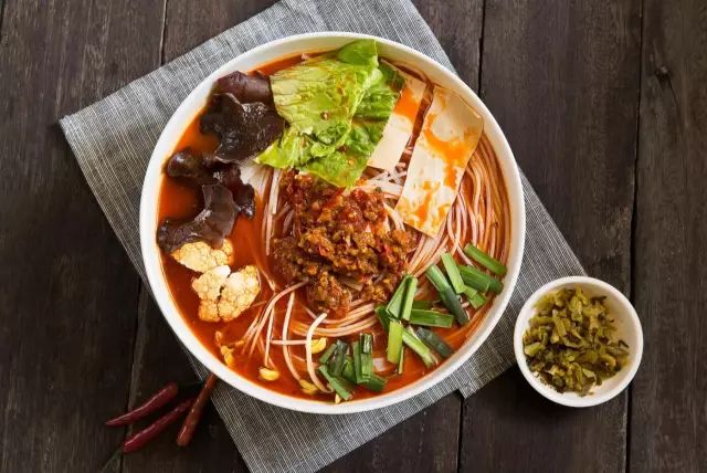 他把自己的餐厅作死了，却靠三招起死回生