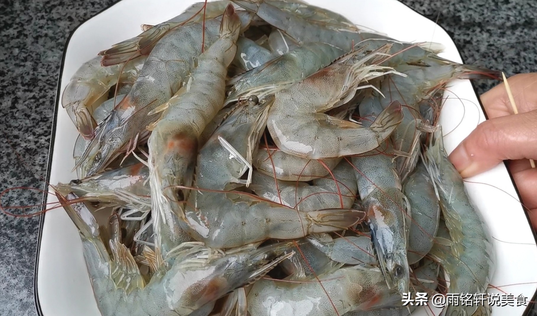干锅虾怎么做才好吃,干锅虾怎么做的才好吃