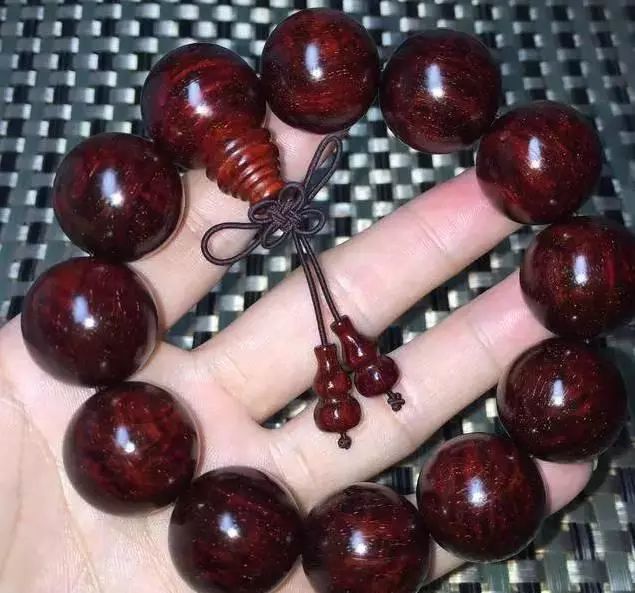 男士细手腕适合戴什么文玩,适合夏天佩戴的文玩男